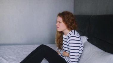 Kafkasyalı kadın ağır karın ağrısı çekiyor. Uyandıktan sonra yatakta kendini çok hasta hissediyor. Genç yetişkin kadın aybaşı sancısı çekiyor. Mesane ağrısı çeken bir kız.