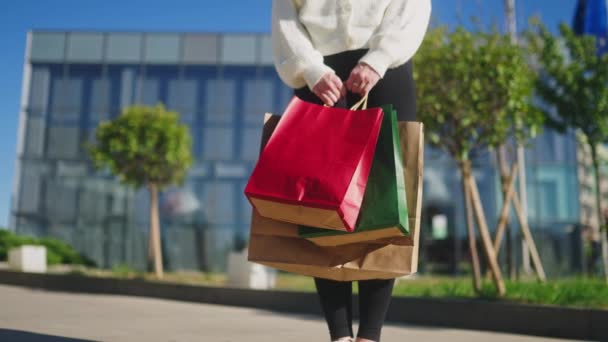 Close Mulher Segurando Sacos Papel Compras Mãos Cidade Lado Shopping — Vídeo de Stock