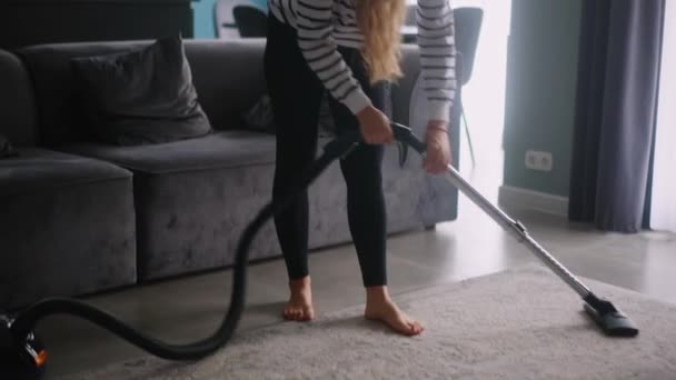 Junge Lockige Kaukasierin Staubsaugt Boden Ihrer Wohnung Erwachsene Frauen Staubsaugen — Stockvideo