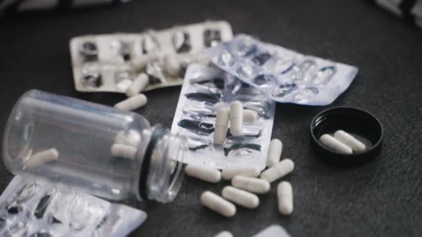 Közelkép Üres Buborékcsomagolásról Tablettákról Kanapén Eszméletlen Depressziós Ember Mellett Aki — Stock videók