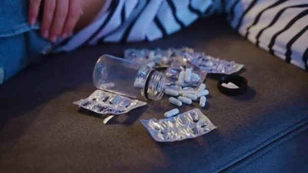 Mujer Cometió Suicidio Por Sobredosis Drogas Encuentra Sofá Casa Cerca — Vídeo de stock