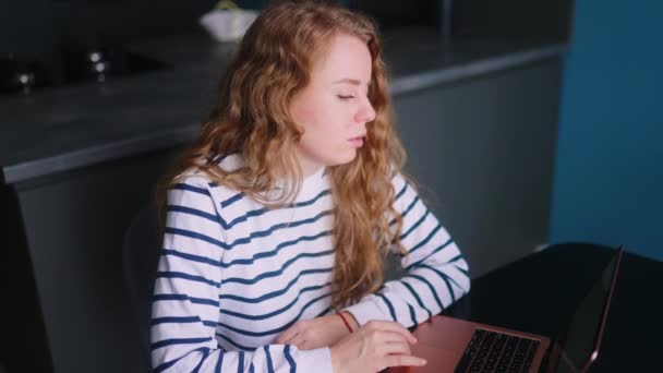 Gestresste Vrouw Werkt Met Laptop Thuis Masseren Tempels Die Lijden — Stockvideo