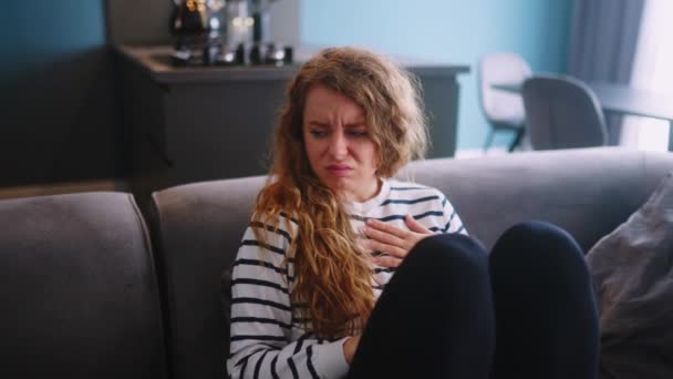 年轻女性遭受着分手 与男友的关系问题 与丈夫的离婚 坐在沙发上与智能手机的心痛 争吵后满脸愁容的女孩 — 图库视频影像