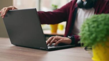 Yorgun ofis çalışanı işini bitirir, ara verir, bilgisayarı kapatır. Çok çalışan müteahhit mesaisini bitirip evine gidiyor. Freelancer projeyi bitirdi, öğle yemeği için gözlüklü işten ayrıldı..