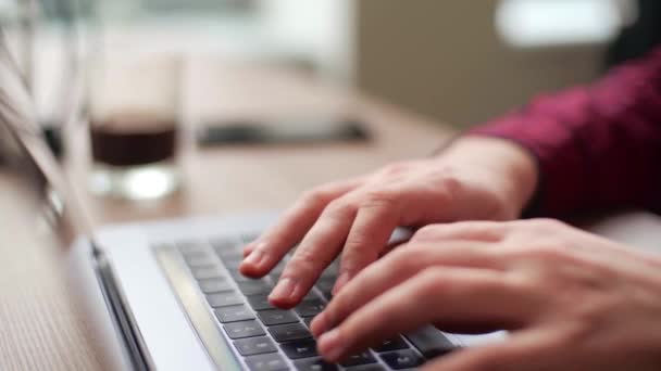 Close Mãos Desenvolvedor Freelancers Digitando Código Programa Teclado Laptop Working — Vídeo de Stock