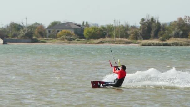 Kiteboarder Jeździ Latawcu Ćwiczy Sztuczki Zatoce Morskiej Freestyle Kiter Skacze — Wideo stockowe