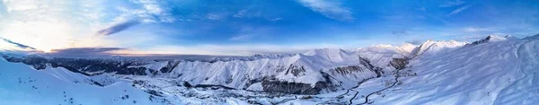 Brett Luftpanorama Över Snöiga Bergskammar Vintersoluppgången Fantastiska Berg Sortiment Täckt — Stockfoto