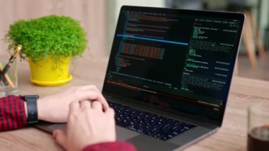 Serbest çalışanların ellerini dizüstü bilgisayarın klavyesinde daktilo koduyla kapat. Kamera geliştiricilerin etrafında slayt yapar parmaklar bilgisayar ekranına bir program kodu yazarlar. Çevrimiçi uygulama veritabanı üzerinde çalışan programcı.