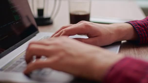 フリーランスの開発者の手を閉じて 同僚にラップトップのキーボードにプログラムコードを入力します サラリーマンが事務所で働いている コーヒーショップでコンピュータキーボード上のコピーライターのテキスト — ストック動画