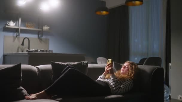 Femme Défilement Smartphone Surf Sur Web Couché Sur Canapé Dans — Video