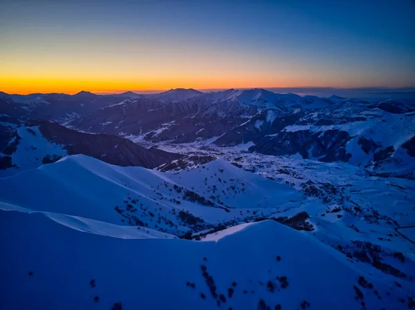 Vertikal Antenn Panorama Snöiga Bergsryggen Vintern Soluppgång Fantastiska Bergskedjor Täckta — Stockfoto