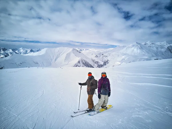 Brede Panorama Snødekte Fjellrygger Vinteren Forbløffende Fjell Dekket Snø Skianlegg – stockfoto