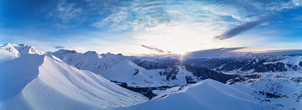 冬の日の出に雪の山の尾根の広い空のパノラマ 日没のスキーリゾートで雪の粉で覆われた美しい山々の範囲 グドーリのコーカサス山脈のピークスカイライン — ストック写真