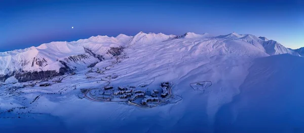 Amplio Panorama Aéreo Cresta Montañosa Nevada Amanecer Invierno Impresionantes Montañas —  Fotos de Stock