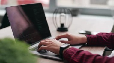 Serbest çalışanların ellerini dizüstü bilgisayarın klavyesinde daktilo koduyla kapat. Kamera geliştiricilerin etrafında slayt yapar parmaklar bilgisayar ekranına bir program kodu yazarlar. Çevrimiçi uygulama veritabanı üzerinde çalışan programcı.