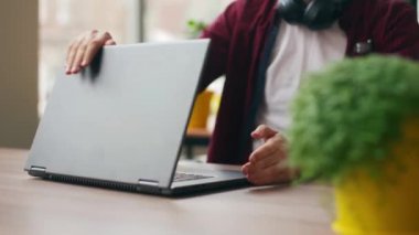 Yorgun ofis çalışanı işini bitirir, ara verir, bilgisayarı kapatır. Çok çalışan müteahhit mesaisini bitirip evine gidiyor. Freelancer projeyi bitirdi, öğle yemeği için bilgisayarla işten çıktı.