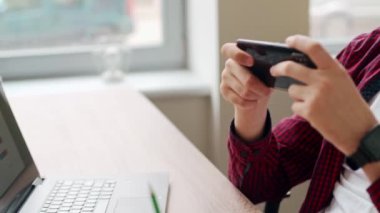 İnternet oyunlarını, sosyal ağ mesajlarını ve videoları kontrol etmek için akıllı telefonu kullanarak ofis çalışanının dikkati dağıldı. Dikkat eksikliği olan bir adam, internet tarayıcı bağımlısı. Düşük verimlilik.