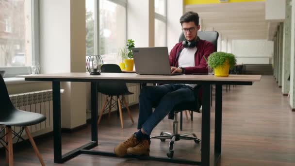 Młody Stylowy Freelancer Pracujący Laptopem Patrzący Kamerę Pracownik Biurowy Piszący — Wideo stockowe
