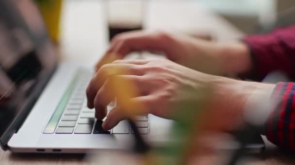 Närbild Frilansare Utvecklare Händer Skriva Programkod Laptop Tangentbord Coworking Affärsman — Stockvideo