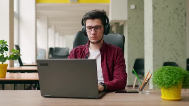 Εξαντλημένος Εργαζόμενος Υποστήριξης Πελατών Αφαιρεί Ακουστικά Τελειώνει Την Εργασία Κλείνει — Αρχείο Βίντεο