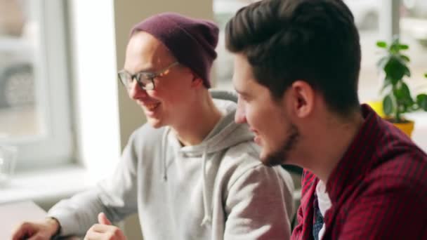 Zwei Hipster Mitarbeiter Tauschen Sich Geräumigen Großraumbüro Mit Laptops Über — Stockvideo