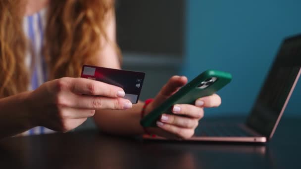 幸せな女性の閉鎖は 携帯電話上のフィンテックアプリで支払い 購入を行います 買い物客の女の子は オンラインストアで支払うためにモバイル銀行アプリ デビットカードを使用しています 注文完了を期待して女性の拍手 — ストック動画