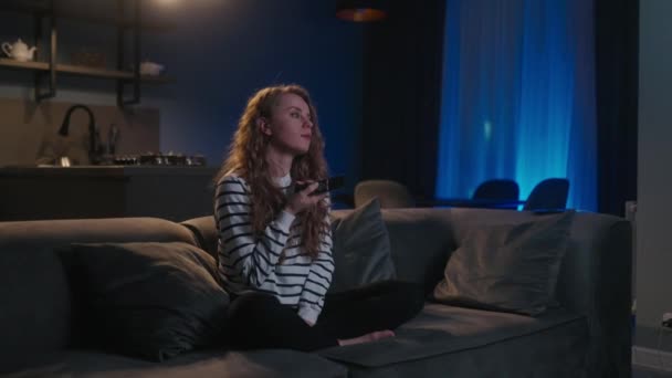 Şirin Sarışın Kıvırcık Kadın Televizyonu Açıyor Akıllı Uygulamalarında Geziniyor Evdeki — Stok video