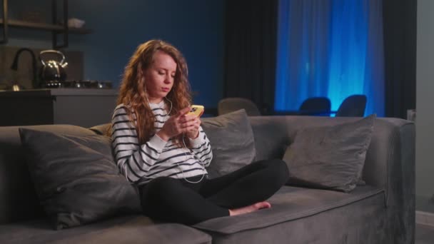 Akıllı Telefonları Kaydıran Internette Sörf Yapan Gece Şık Oturma Odasındaki — Stok video