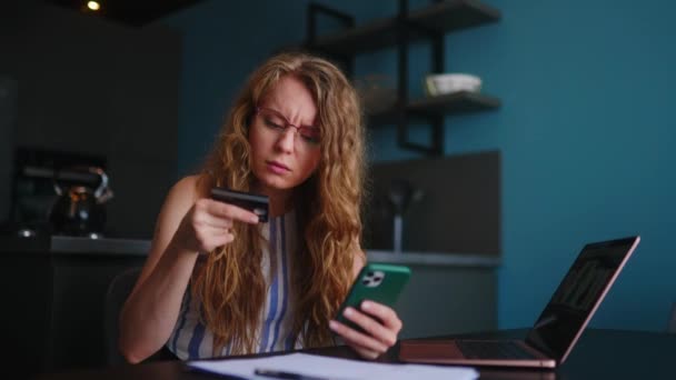 Mulher Preocupada Com Smartphone Cartão Débito Tem Problema Pagar Conta — Vídeo de Stock