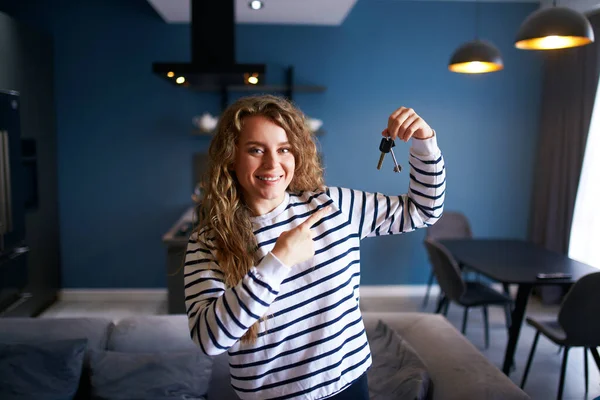 Happy Woman Showing New House Apartment Keys Camera Modern Interior — Stock Photo, Image