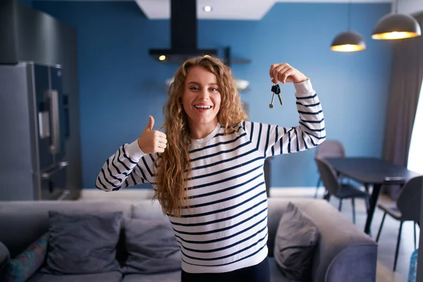 Happy Woman Showing New House Apartment Keys Camera Modern Interior — Stock Photo, Image