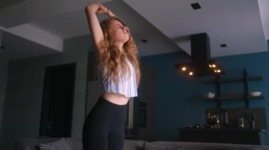 Kafkasyalı kadın sabah evde esneme hareketleri yapıyor, sırt ağrısı çekiyor. Genç bir kadın sırt ağrısı çekiyor ve esneme hareketleri yapıyor. Sırtını ovuşturan bir kız. Bel ağrısından muzdarip..