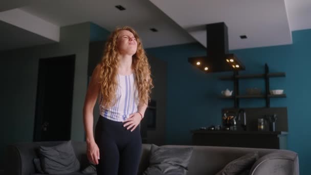 Beyaz Kadın Ağır Mide Ağrısından Muzdarip Oturma Odasında Kendini Çok — Stok video
