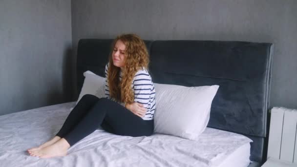 Donna Caucasica Che Soffre Forte Mal Stomaco Seduta Sul Letto — Video Stock