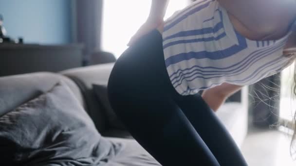 Wanita Kulit Putih Duduk Sofa Rumah Mengalami Sakit Punggung Mendadak — Stok Video