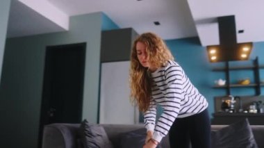 Beyaz bir kadın dairesinde yerleri süpürürken kalp krizi geçirmiş. Yetişkin kadın elektrikli süpürge halısı göğsünde ağrı hissediyor. Ev hanımı odadaki pisliği temizler. Kalbinde acı hisseder.