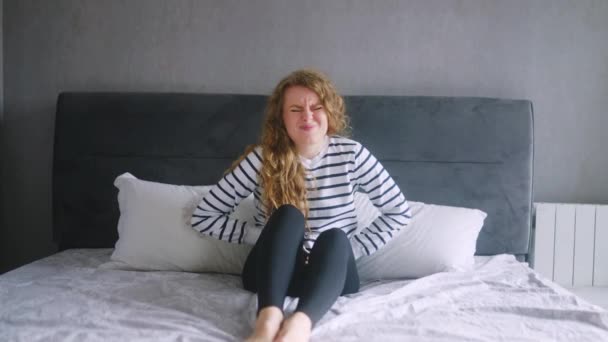 Mujer Caucásica Que Sufre Dolor Estómago Severo Sentado Cama Dormitorio — Vídeo de stock