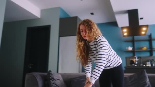 Mulher Caucasiana Tem Ataque Cardíaco Aspirando Chão Seu Apartamento Adulto — Vídeo de Stock
