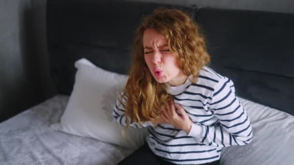 Mulher Caucasiana Que Sofre Dor Coração Sentada Cama Quarto Depois — Vídeo de Stock