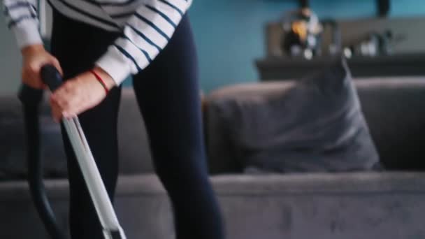 Blanke Vrouw Heeft Een Hartaanval Stofzuigen Vloer Haar Appartement Volwassen — Stockvideo