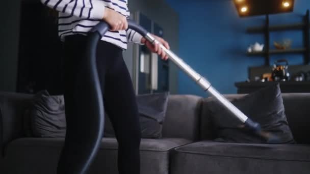 彼女のアパートで掃除機で床を掃除する女性の孤立したショット 大人の女性はスタイリッシュなアパートでラグをきれいにします 家を掃除するプロセス 主婦は部屋の混乱を片付けた — ストック動画