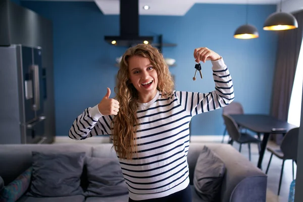 Lycklig Kvinna Som Visar Nya Hus Eller Lägenhetsnycklar Till Kamera — Stockfoto