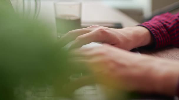フリーランスの開発者の手を閉じて 同僚にラップトップのキーボードにプログラムコードを入力します サラリーマンが事務所で働いている コーヒーショップでコンピュータキーボード上のコピーライターのテキスト — ストック動画