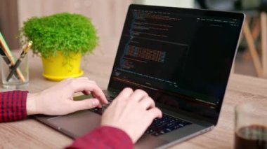 Serbest çalışanların ellerini dizüstü bilgisayarın klavyesinde daktilo koduyla kapat. Kamera geliştiricilerin etrafında slayt yapar parmaklar bilgisayar ekranına bir program kodu yazarlar. Çevrimiçi uygulama veritabanı üzerinde çalışan programcı.