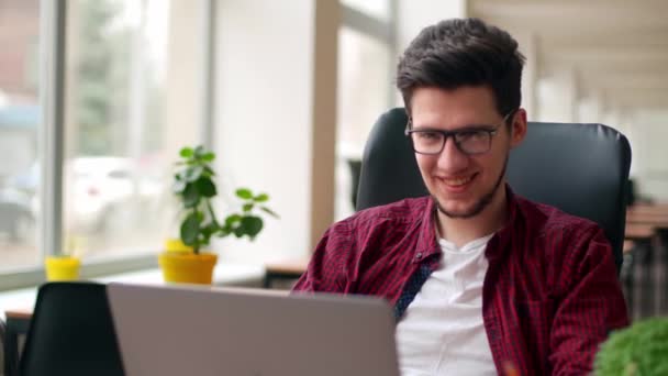 Leende Frilansare Man Arbetar Med Laptop Ljus Rymlig Coworking Ensam — Stockvideo