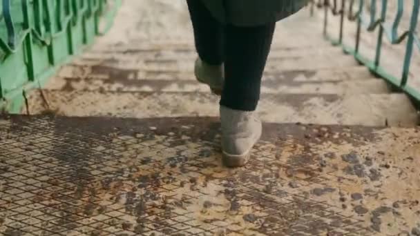 Frauenfüße Steigen Eine Verwitterte Rostige Metalltreppe Hinunter Zum Sandstrand Eine — Stockvideo