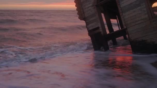 Záhadný Vinobraní Zaplavil Nakloněný Dřevěný Dům Vyplavený Mořskými Vlnami Pobřeží — Stock video