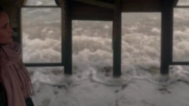 Donna Camera Epoca Abbandonato Affondamento Acqua Marea Sulla Spiaggia Sabbia — Video Stock