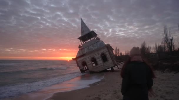 Kadın Basmış Eski Gizemli Ahşap Eve Doğru Yürüyor Kilise Deniz — Stok video