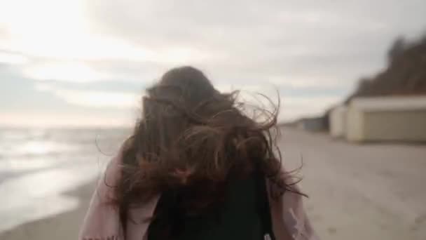 Gelukkige Gemengde Etnische Vrouw Voeten Weglopen Zandstrand Speelse Glimlachende Vrouwelijke — Stockvideo